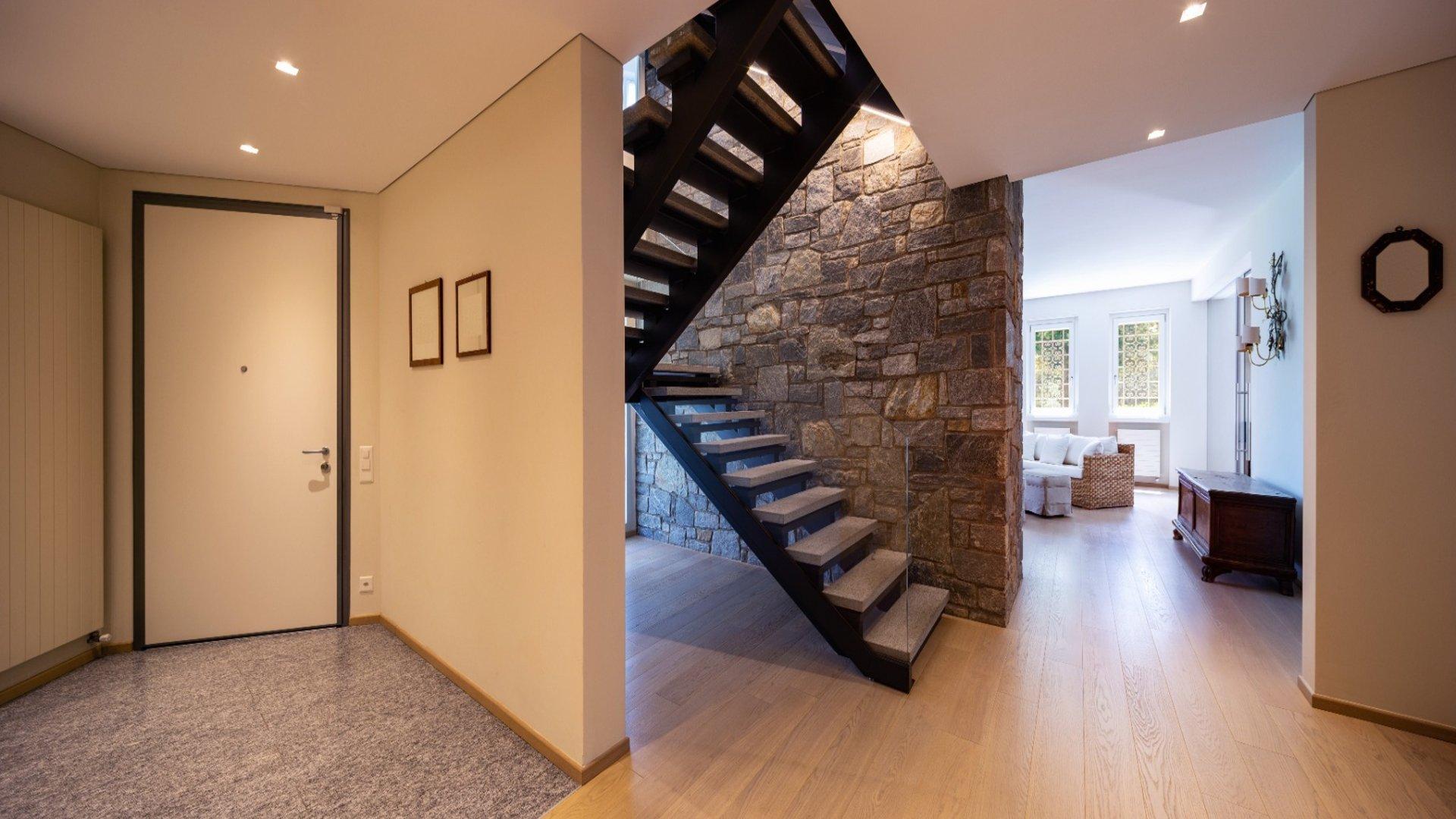 Kleinreparaturen Augsburg – renovierter Eingangsbereich mit Treppe und Parkett