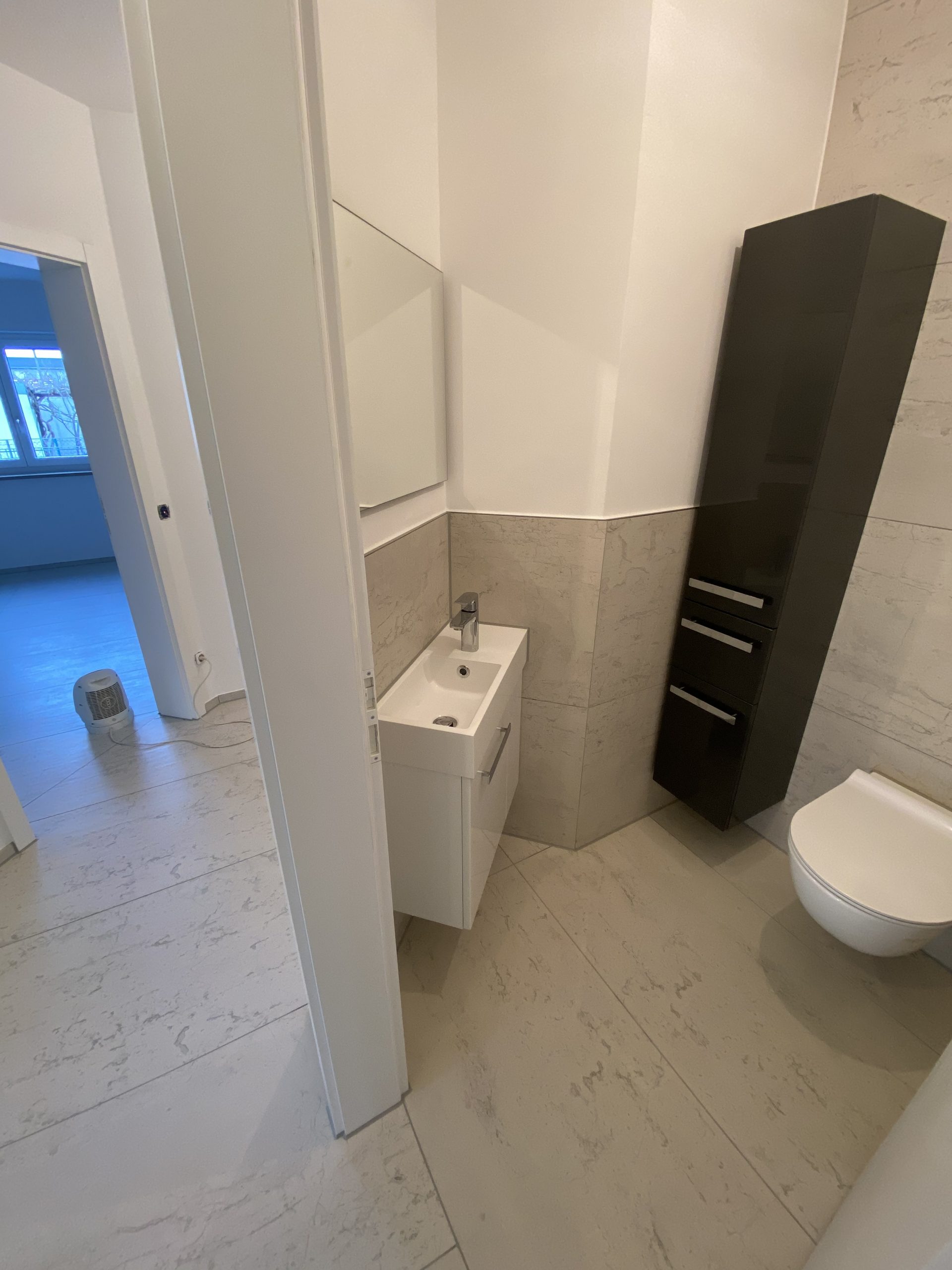 Komplettsanierung Augsburg – neue Fliesen, WC und Dusche