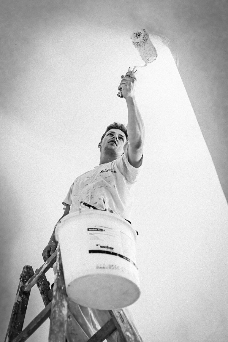 Präziser Innenanstrich auf Leiter – saubere Ausführung bei Deckenarbeiten